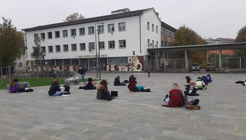 studenti protesta milano