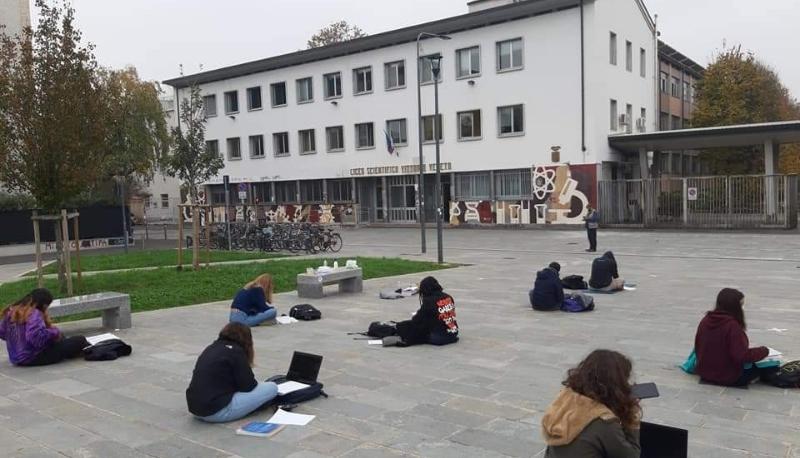 studenti protesta milano