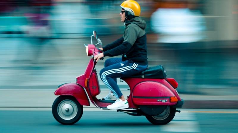 C'è chi dorme o chi va in moto durante la videolezione: il profilo che raccoglie il peggio della Dad su TikTok