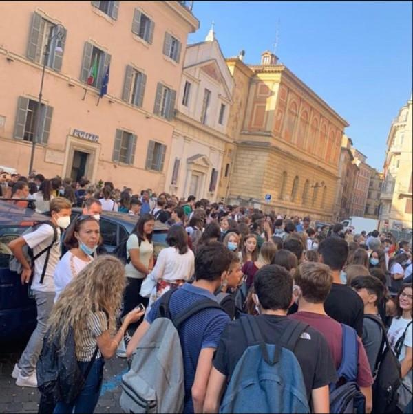 I primi giorni di scuola visti dagli studenti - FOTO GALLERY articolo