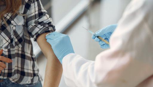 Nuova ordinanza ministeriale: temporanea interruzione delle vaccinazioni per il personale docente e Ata per dare priorità ad anziani e categorie fragili