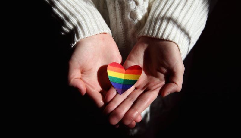 Docente universitario insulta studente queer bisessuale
