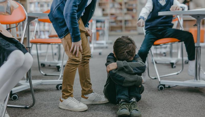 Picchiato perché non passava il compito in classe