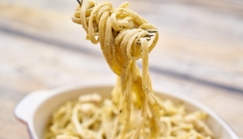 studenti fanno merenda con pasta al forno