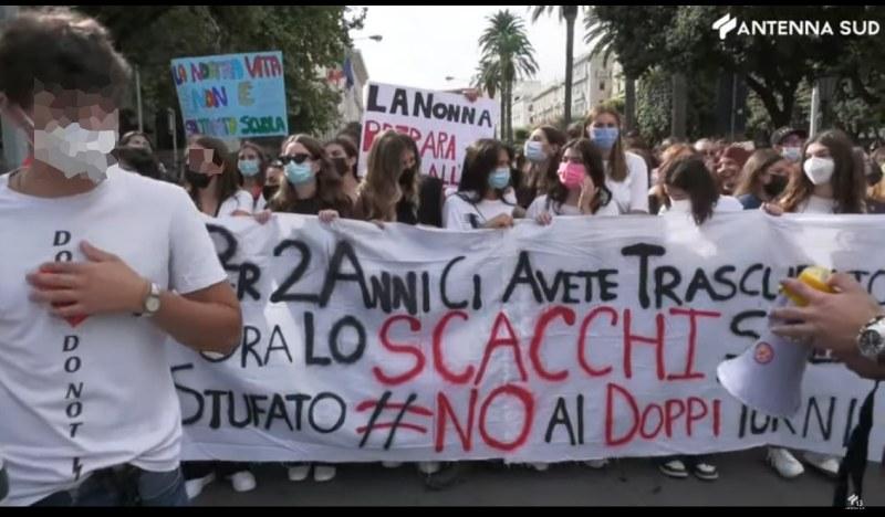 Manifestazione a Bari degli studenti contro gli ingressi scaglionati