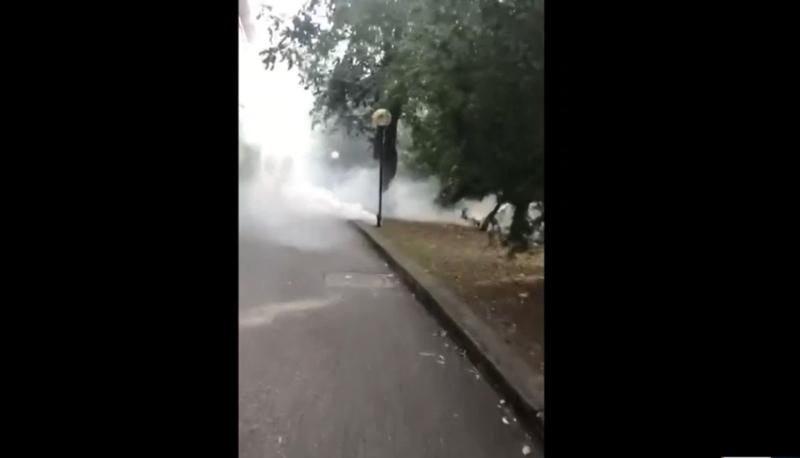 Scontro tra polizia e manifestanti no vax a Trieste: lanciati lacrimogeni nel cortile di una scuola