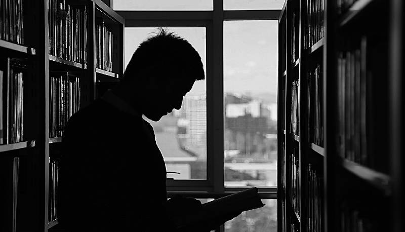 invita genitori alla laurea ma non ha dato esami