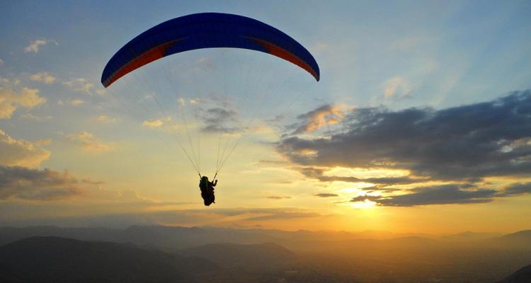 Il mondo del parapendio: struttura, gare e regolamenti articolo