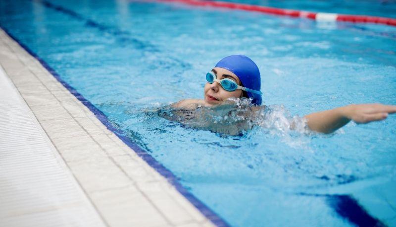 Università docente fa lezione con cuffia nuoto