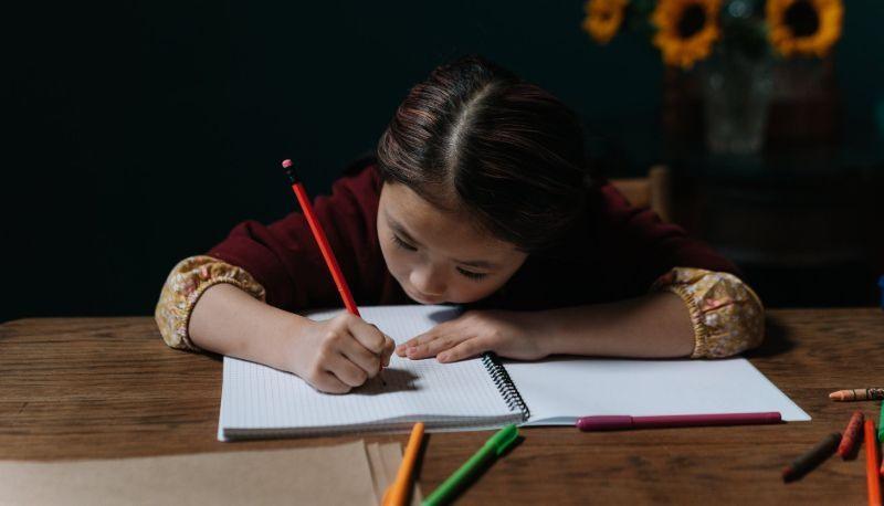 bambina sola a scuola