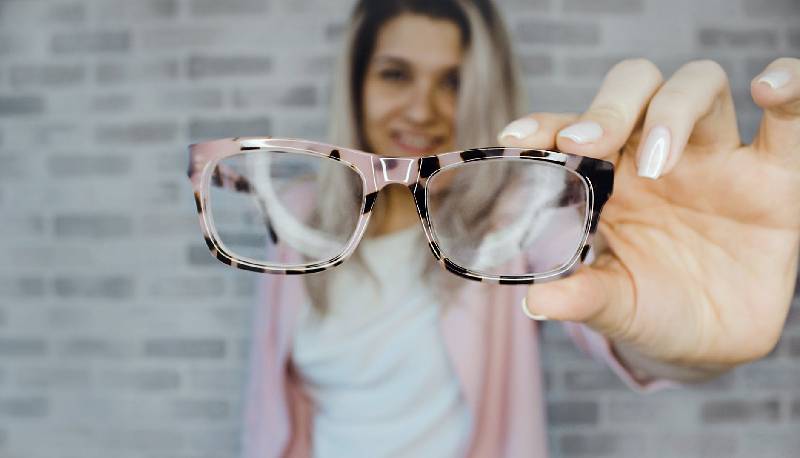 Dad e miopia, gli oculisti: "I bambini e i ragazzi peggiorano". Un rimedio è uscire di casa