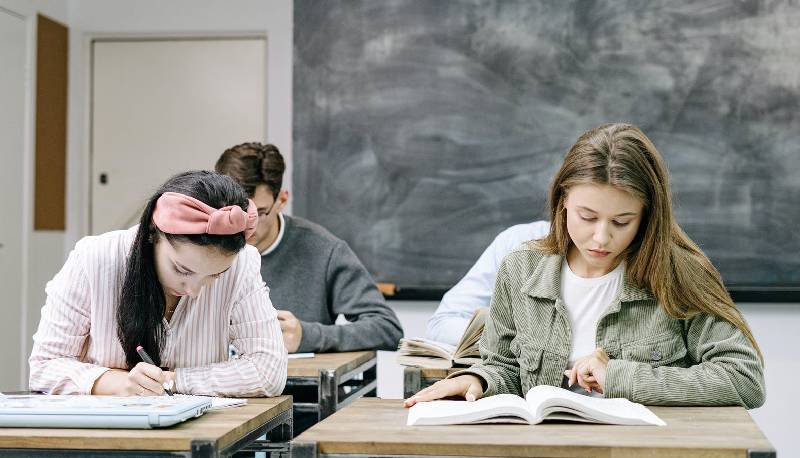 Alunni vaccinati in quarantena, ma solo per la scuola: regole contraddittorie e famiglie in tilt