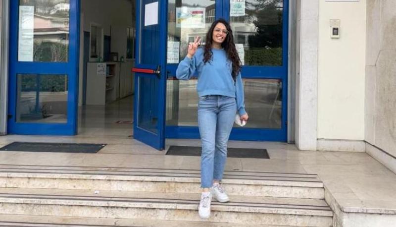 assunta a scuola a 19 anni