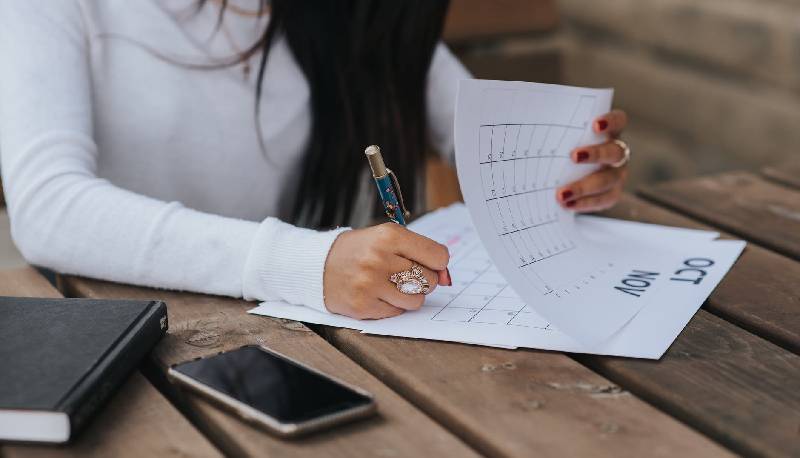 lavora di giorno e studia di sera