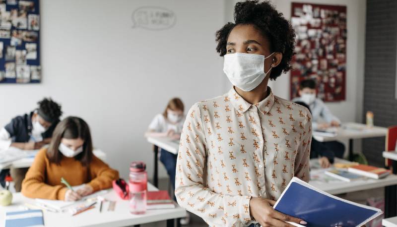la docente che invita gli studenti a vestirsi in modo consono alla maturità