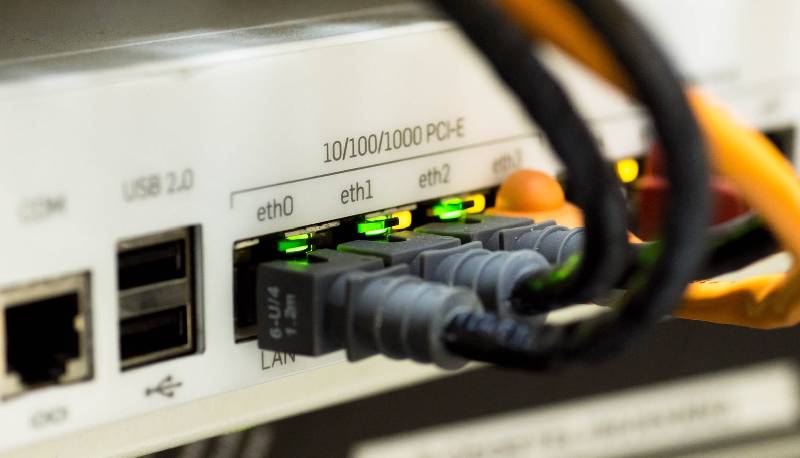 toglie internet ai figli e l'intera città rimane offline
