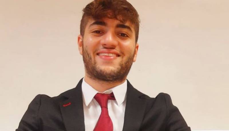a 21 anni insegna in due istituti superiori