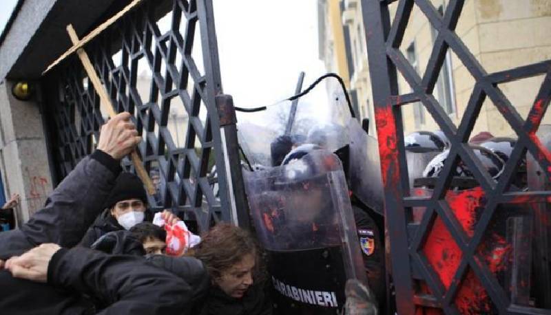 scontri a torino tra studenti e forze dell'ordine