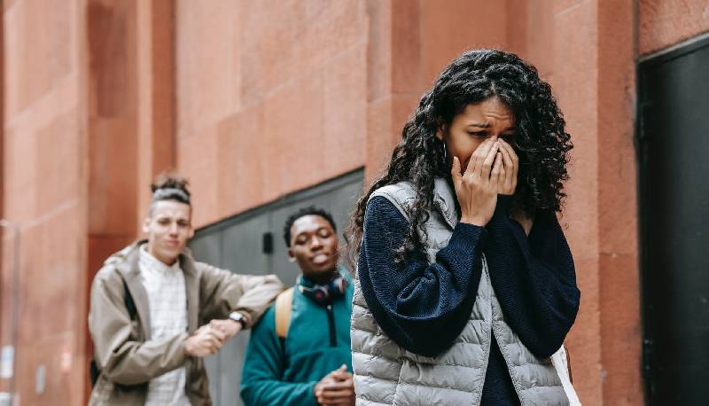 picchiata davanti scuola da tre bulli