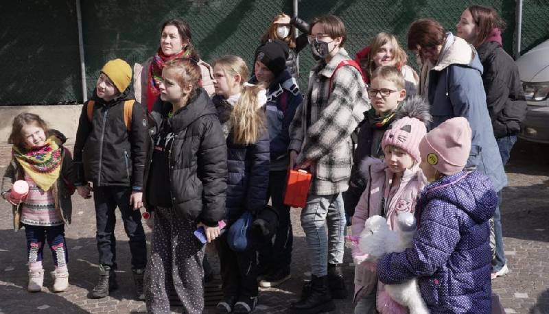 bambini tratti in salvo al confine ucraino-polacco