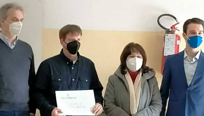 studente dona borsa di studio alle figlie di una donna uccisa in un incidente