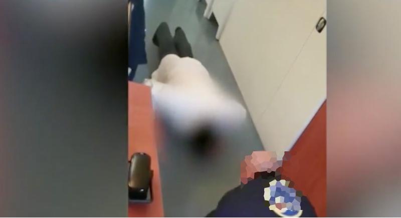 universitari puniti con flessioni