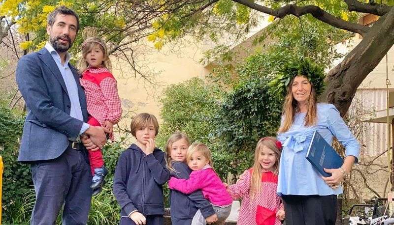 incinta del sesto figlio si laurea per la seconda volta