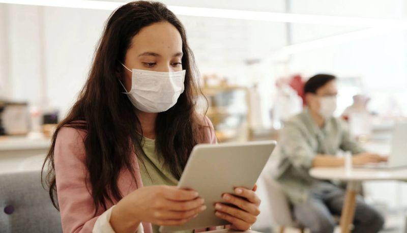 studentessa rischia sospensione per non aver indossato mascherina