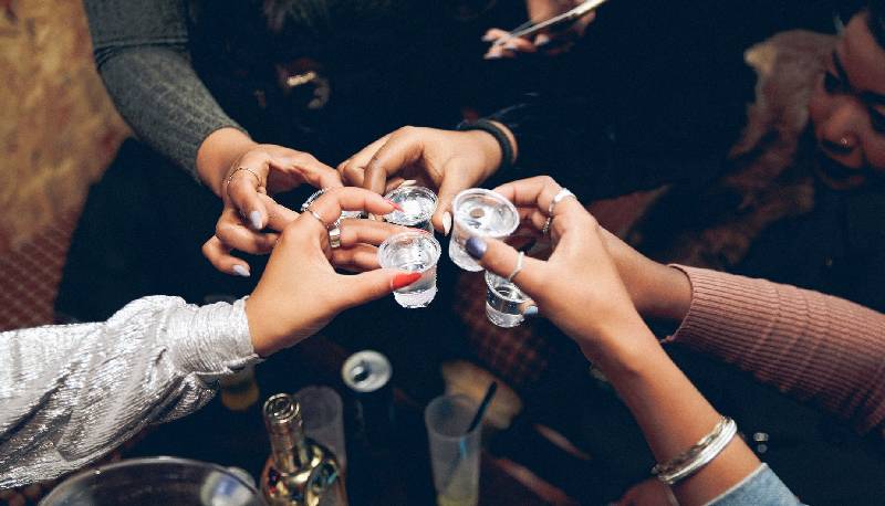 bevono vodka prima di entrare a scuola