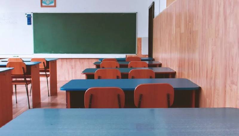bidella faceva finta di avere due diplomi