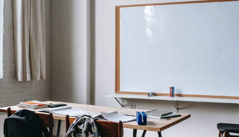 studente minaccia prof con pistola giocattolo