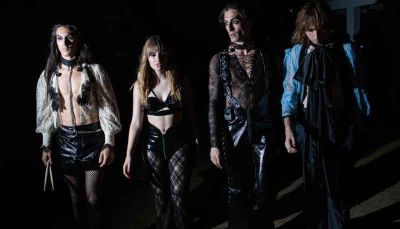 I Måneskin sventolano la bandiera dell'Ucraina a Verona