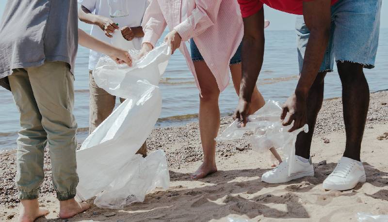 studenti puliscono la spiaggia