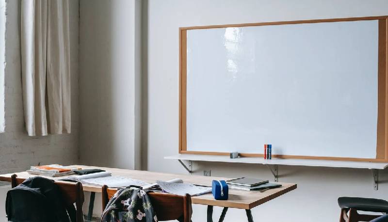 maestra fa cantare inno roma in classe