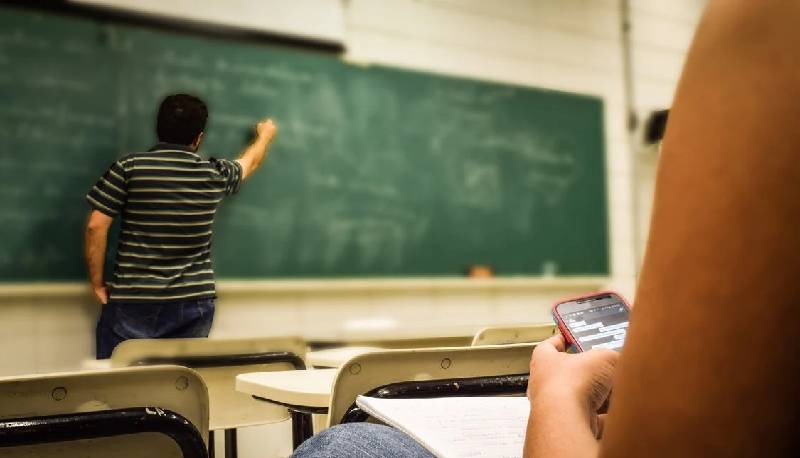 commissione può chiedere consegna smartphone esami