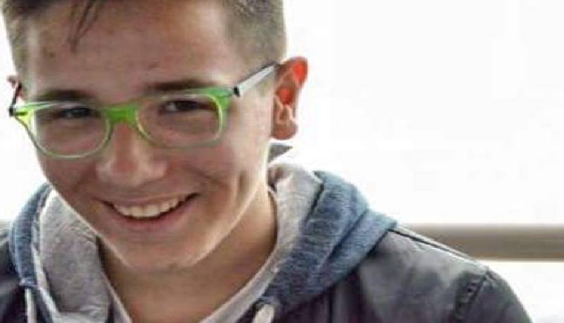 compagni di classe sostengono esame per amico morto