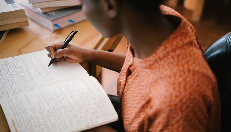 scuola consegna tema studentessa morta