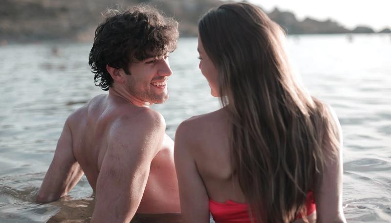 10 consigli per rompere il ghiaccio se in vacanza hai interesse per qualcuno ma non sai come dichiararti