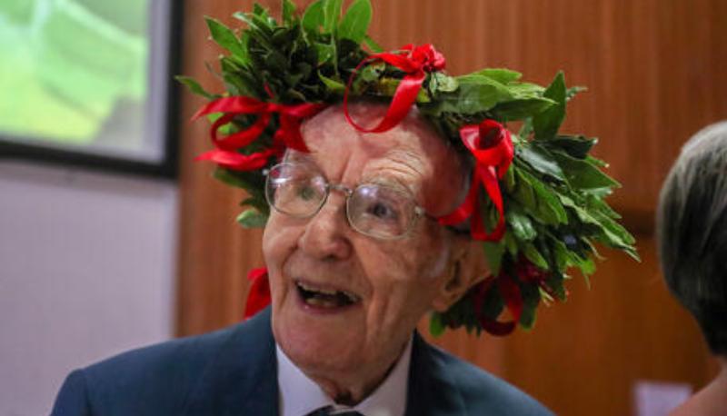 si laurea a 99 anni con 110 e lode
