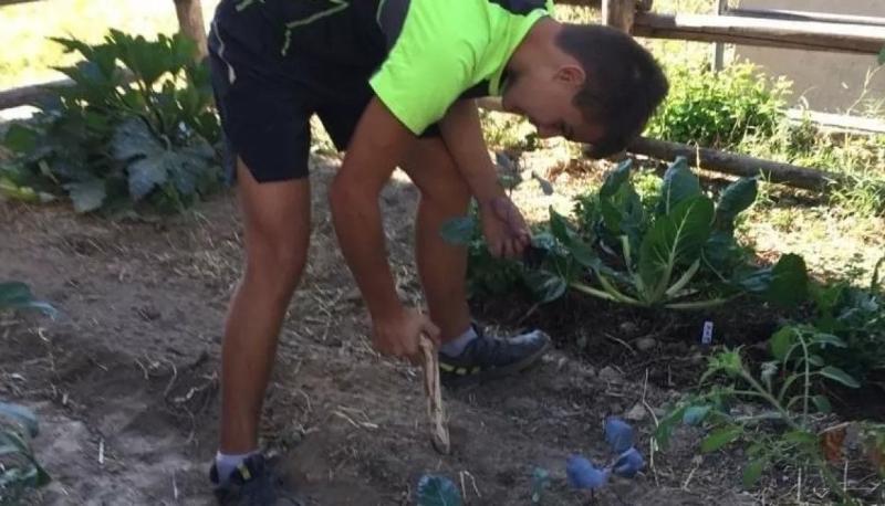 matteo cura l'orto della scuola