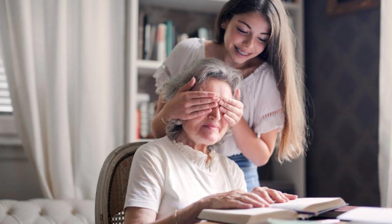 Festa dei nonni 2023: perché in Italia si festeggia il 2 ottobre? Le migliori frasi da dedicare