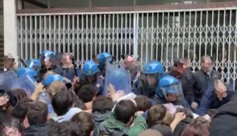 la polizia manganella gli studenti alla Sapienza