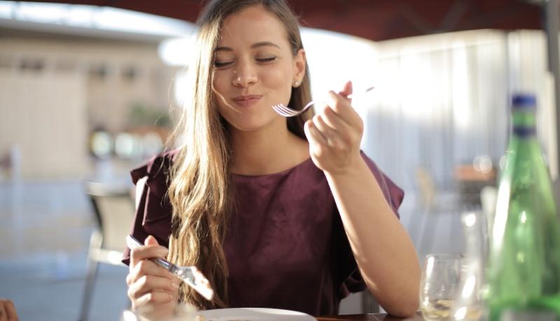 ragazza che mangia