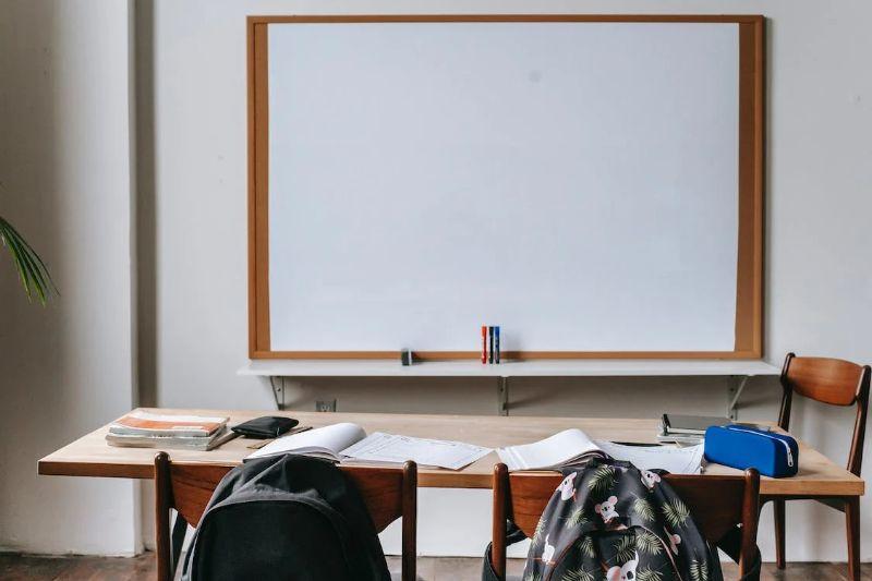 maestra picchiata da due mamme