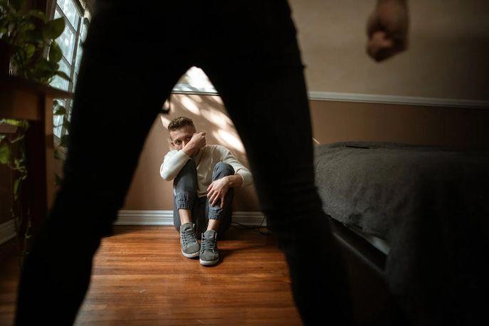 bullizzato a scuola e a casa perché gay