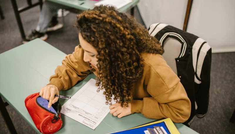 Smartphone a scuola: studente fa diretta Instagram mentre il prof interroga