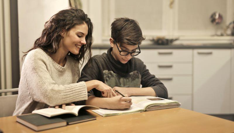 La ricerca scientifica afferma che, per i docenti, gli alunni maschi e ricchi sono più dotati