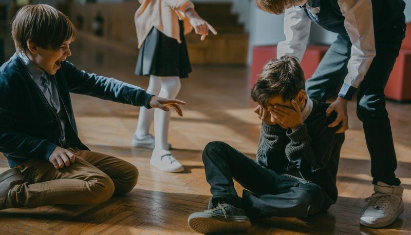 Studente vittima di bullismo: la famiglia decide di trasferirsi in Germania