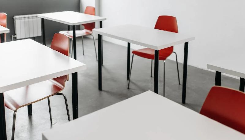 picchia prof che lavora nella scuola del figlio
