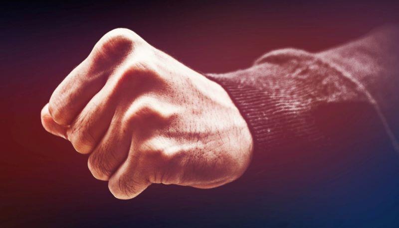 Insegnante aggredisce preside davanti agli studenti